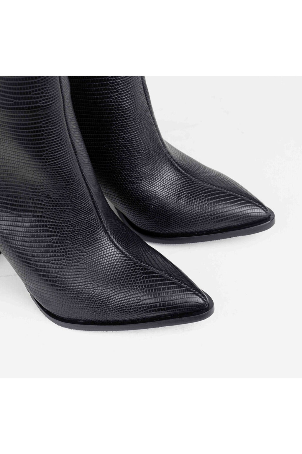 Siyah Kroko Desenli Sivri Burun Metal Detay Kalın